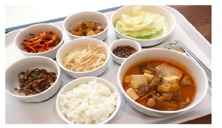 지역 제철 식자재로 준비한 식사 한 상